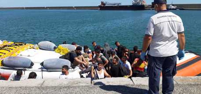 Migranti, 61 persone sbarcate a Crotone
