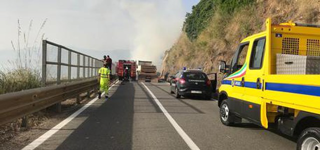 Momenti di paura lungo la Statale 18, in fiamme fieno su rimorchio trattore