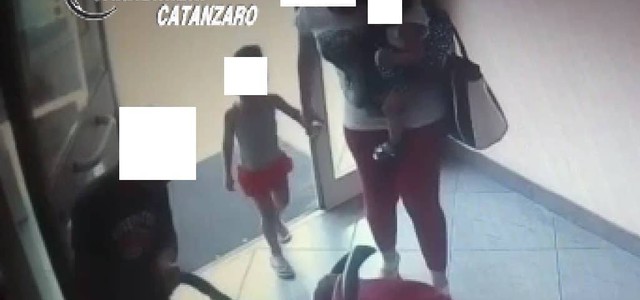 Ruba passeggino al centro vaccinazioni a Lido, denunciata