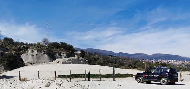 Sbanca illegalmente terreno sconfinando su proprietà comunale, denunciato