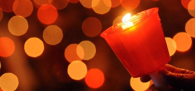 Diciottenne ucciso: in migliaia a fiaccolata per ricordarlo