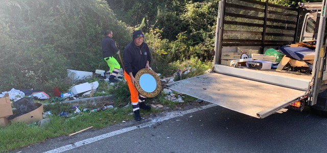 CATANZARO : RIFIUTI , RIPULITA DISCARICA ABUSIVA A CIELO APERTO IN VIA CORRADO ALVARO