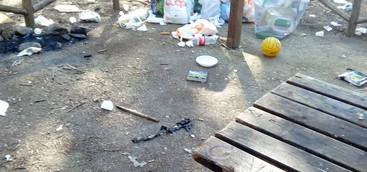 Rifiuti nella pineta di Giovino dopo Pasquetta: sempre la stessa storia e nessuno fa nulla