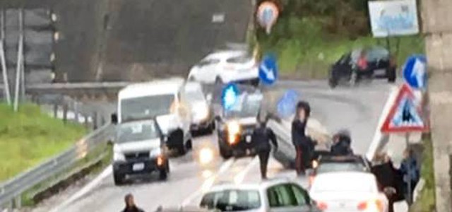 Traffico: auto si ribalta su Viale De Filippis