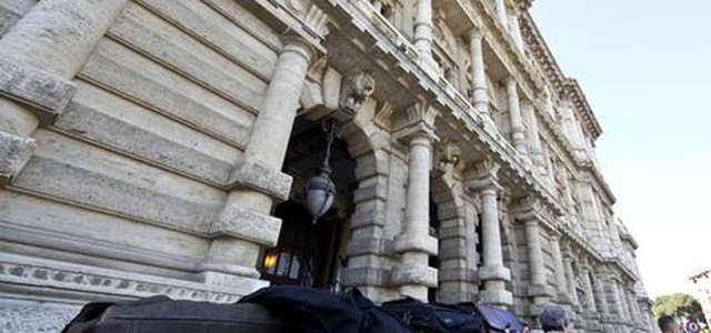 Cassazione: uccise il figlio, ma era adottivo, niente ergastolo