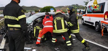 Incidente stradale, feriti estratti dalle lamiere (VIDEO)