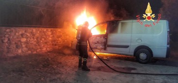 In fiamme mezzi di una ditta, non si esclude matrice dolosa (FOTO)