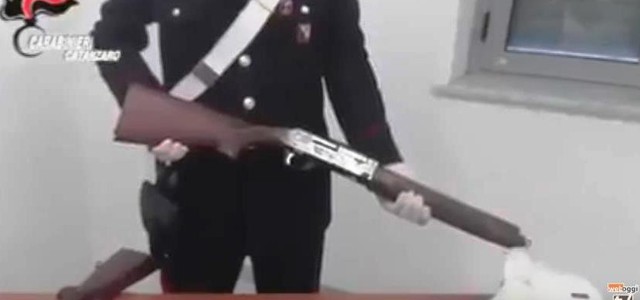 Carabinieri rinvengono armi e droga, un arresto (VIDEO)