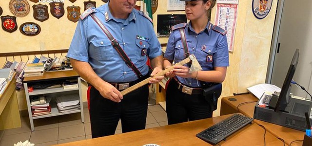 Colpisce fratello con un'ascia durante una lite, arrestato