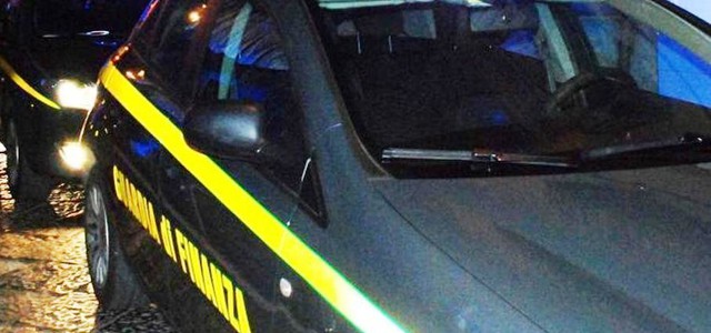 Non si fermano all'alt della GdF e fuggono gettando eroina dall'auto: due arresti a Catanzaro