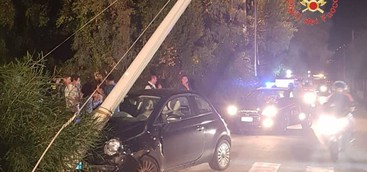 Scontro tra auto, una finisce contro un palo: tre giovani feriti