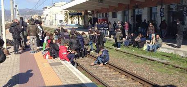 Acqua inquinata a Nicotera, manifestanti bloccano stazione a Rosarno 