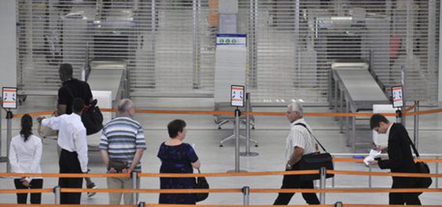 Orly, sparatoria all'aeroporto. Ucciso assalitore