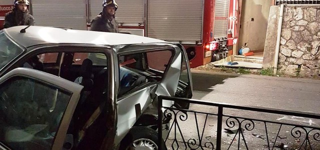 Auto contro ringhiera cortile a Catanzaro, feriti due giovani