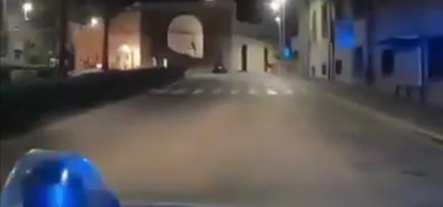 Catanzaro, la Volante della Polizia canta "Non avere paura" (VIDEO)