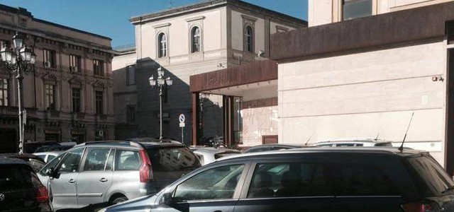 Parcheggiano sulla corsia di transito, traffico bloccato in piazza Prefettura
