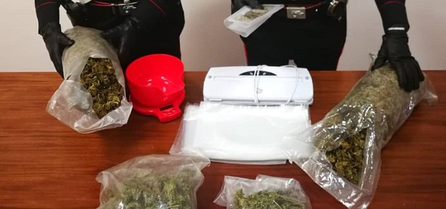 Due chili e mezzo di droga in casa, due arresti a Catanzaro