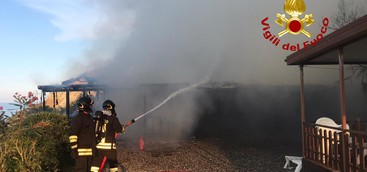 Incendio in uno stabilimento balneare crotonese (FOTO)
