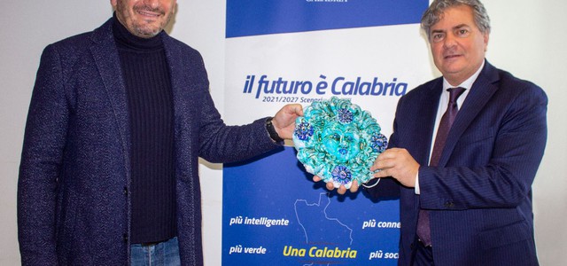 I COMPLIMENTI DEL PRESIDENTE MANCUSO ALL’ARTIGIANO CERAMISTA EMANUEL VIZZACCHERO. UNA SUA OPERA DONATA A PAPA FRANCESCO