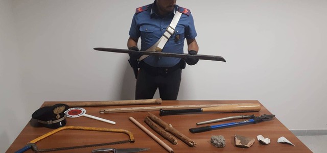 Rissa con spranghe, vetro ed una sega: anche i carabinieri aggrediti. Un arresto nel Catanzarese