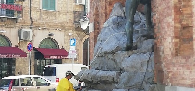 FOTONOTIZIA - Catanzaro, pulizie mattutine per il Cavatore