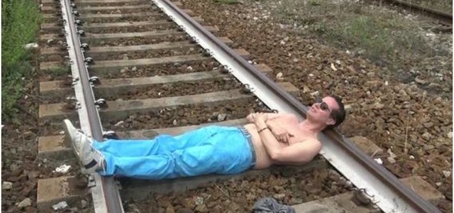Taglio Intercity, la protesta di  Klaus Davi che si stende sui binari