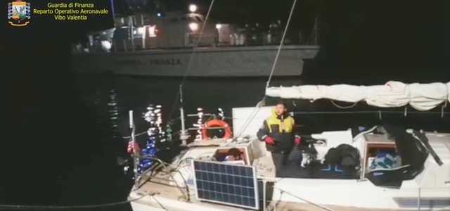 Migranti, 31 approdati su barca a vela a Crotone: presi scafisti