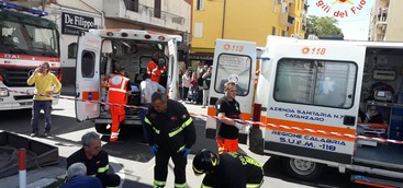 Crollo balcone a Catanzaro Lido, vigili del fuoco al lavoro per accertare le cause del cedimento