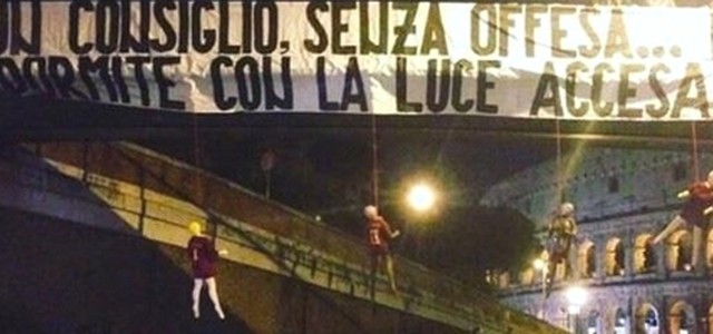 Manichini con la maglia della Roma impiccati davanti al Colosseo. Procura indaga