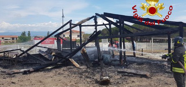In fiamme lido balneare nel catanzarese