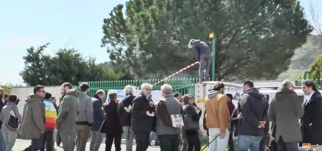 Attivisti protestano davanti sede Sorical: "L'acqua è un diritto, sia pubblica" (VIDEO)