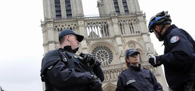 Parigi, sparatoria a Notre-Dame: colpito uomo che tenta di aggredire agente