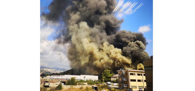 Flash - Catanzaro, divampa incendio in un capannone nella zona di viale Magna Grecia
