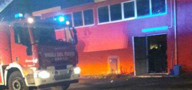 Supermercato in fiamme nella notte, sospetto dolo