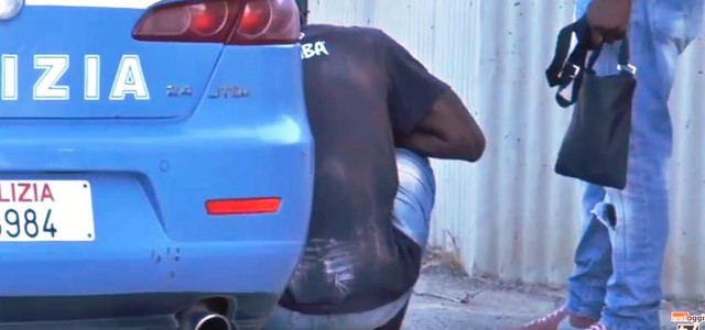 Sgombero a Catanzaro Lido, giovane immigrato si sfoga: "Calabria is big big mafia" (VIDEO)
