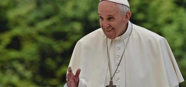Francesco a Barbiana, prega sulla tomba di don Milani