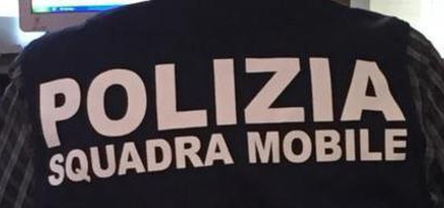 Ruba capi di valore in negozio, arrestata