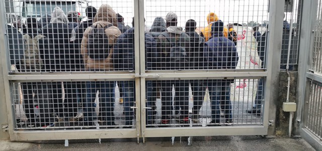 Caos al porto di Gioia Tauro, migranti bloccano accesso: un ferito