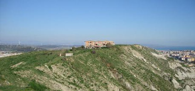 Sequestrati capannoni su collina Crotone