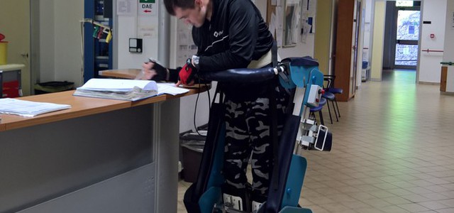 La sedia transformer, permette ai disabili di alzarsi in piedi