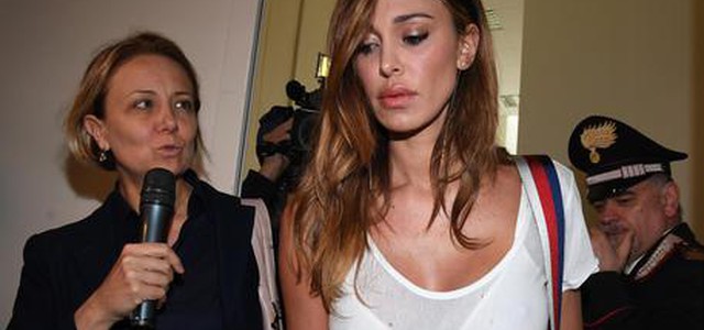 Belen: "Fabrizio Corona è il signore delle buste di contanti"