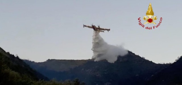 Rogo sulle colline catanzaresi, intervento dei VVF con due Canadair