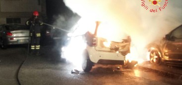 Tre auto in fiamme nella notte a Catanzaro