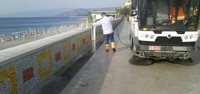 Pulizia straordinaria sul lungomare