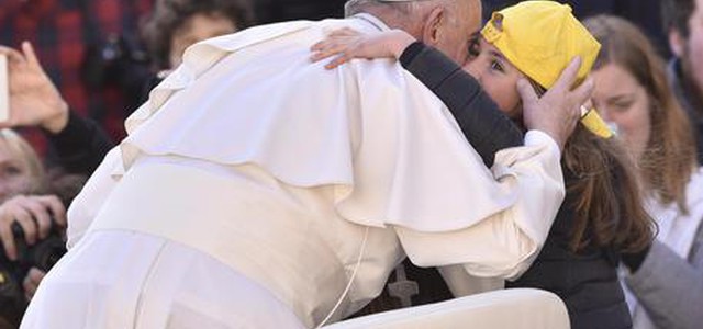 Un giro con Papa Francesco sulla jeep in piazza San Pietro