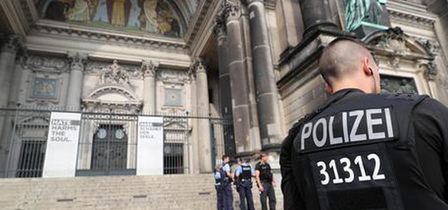 Agente spara ad un uomo nella cattedrale di Berlino
