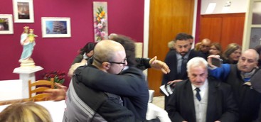 Toninelli ha abbracciato le famiglie delle vittime sulla 106