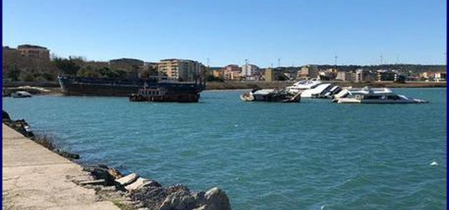 Demolite 12 barche abbandonate a Crotone