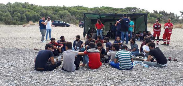 Sbarcati 57 migranti nel Crotonese
