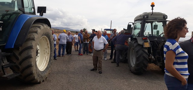 Agricoltori bloccano accesso discarica a Cassano allo Jonio